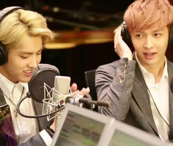 原exo成员吴亦凡与昔日同队好友张艺兴演唱的歌曲《彩虹》在微博上大