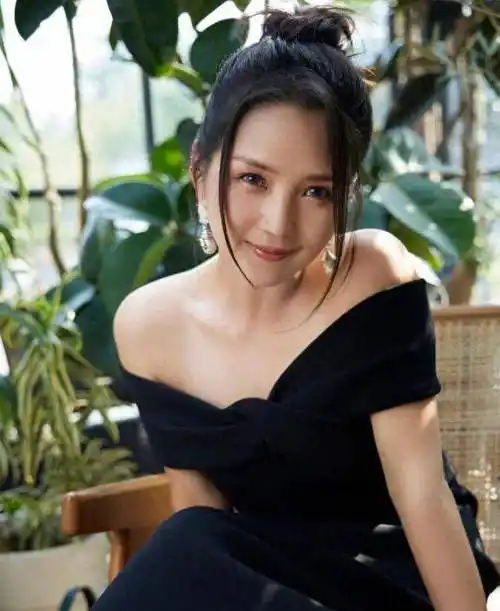 歌手何洁近照瘦到认不出,穿吊带裙纤瘦苗条,和从前判若两人_减肥_照片