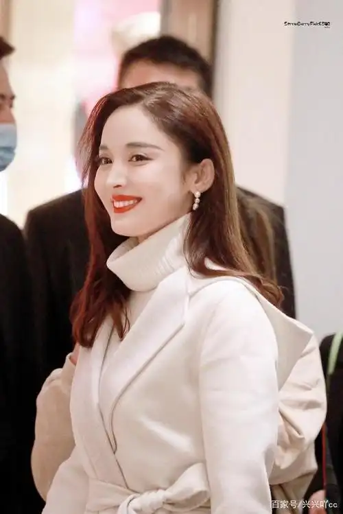 秋日知性女神!古力娜扎终于离开丸子头,港风波浪卷女人味十足