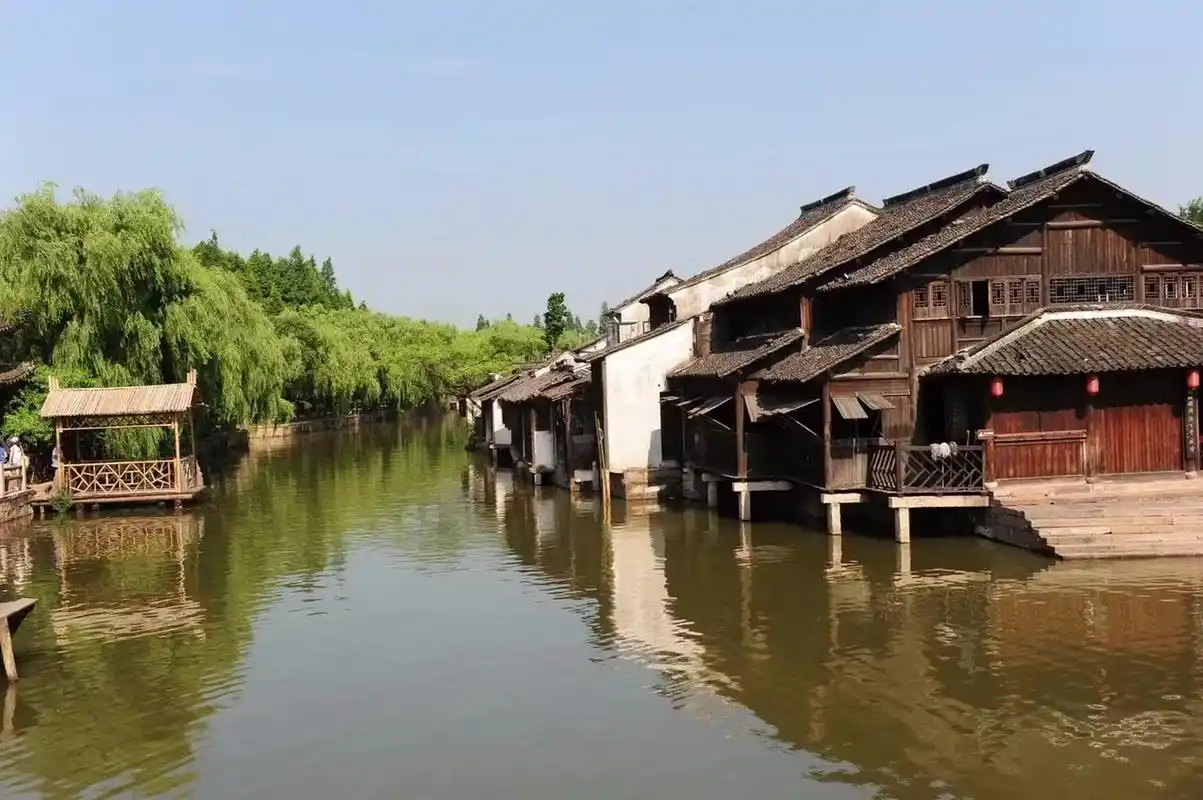 中国十大最美小镇排行榜:  1. 乌镇(浙江省嘉兴市) 2. 凤凰古镇(湖南