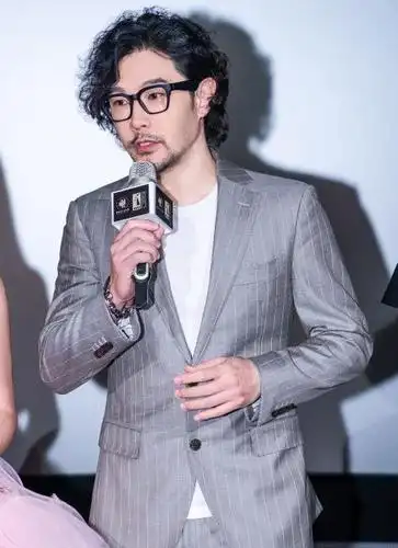 黄维德发福变老太油腻,卷发配眼镜颇有艺术范,满脸胡渣显苍老