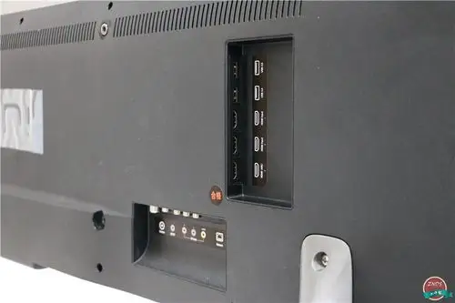 机身的背面,小米电视3s 55寸通过大量装饰处理将后背营造的十分简洁规