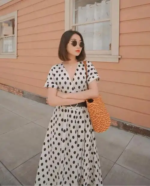 红白波点的连衣裙非常减龄,收腰和a字的下摆,充满青春活力的气息,搭配