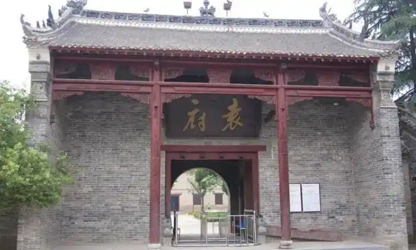 袁世凯故居位于河南省周口市项城市东南17公里处的王明口乡袁寨村.