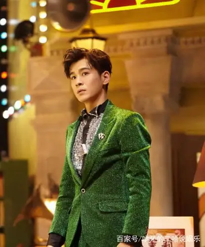 乔振宇又把绿色西装 "闪亮鞋"穿火了,时尚又帅气,气场两米八