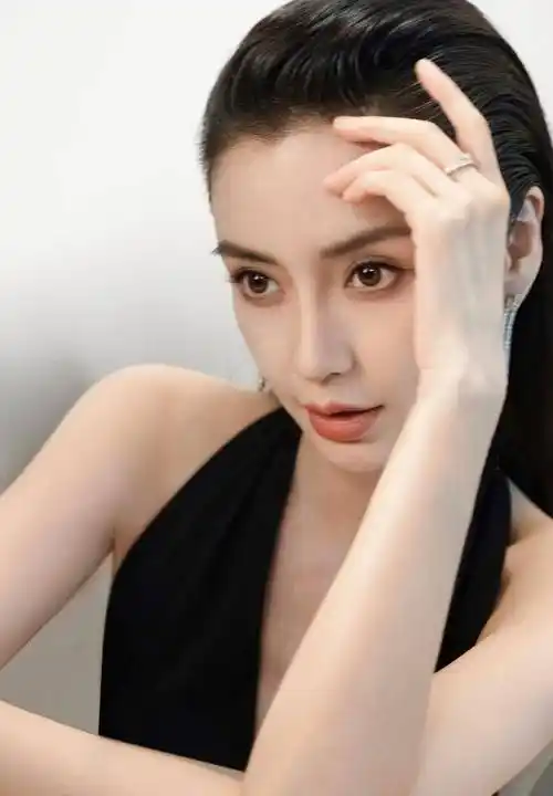 杨颖黑色露肩连体裤引爆全网 搭配精致妆容更加迷人 你绝对不能错过