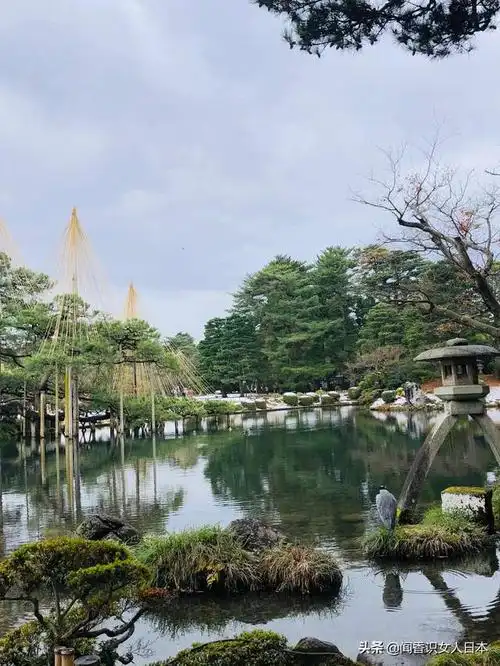 日本三大名园之一兼六园一座回廊式园林,名字来自中国宋朝诗人诗句的"