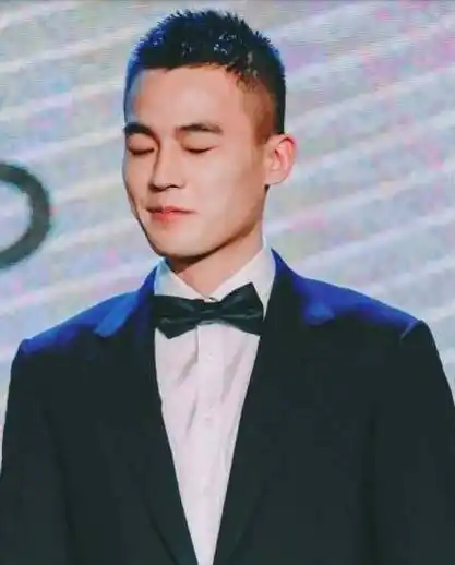 李汶翰,腿是真的长,比例是真的好,气场十足啊!