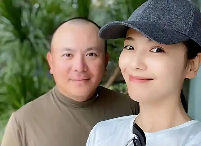 丈夫欠债7百万成老赖,49岁董卿近照发际线上移,大脑门很抢镜|董卿