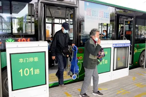 铜陵路公交专用道全部启用 6座路中岛式公交站台开门纳客