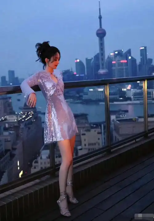 赵丽颖银色连衣裙大赏,纤细美腿迷的人神魂颠倒,太有魅力了!