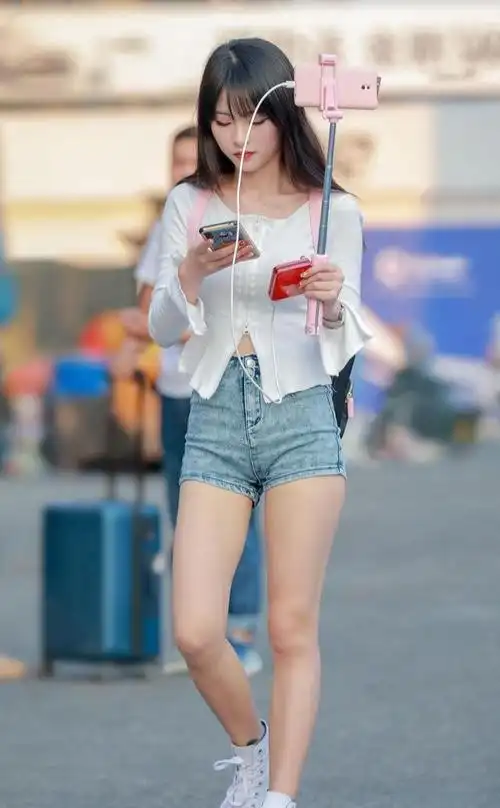 针织衫,牛仔短裤配白运动鞋,展现小女孩纯真可爱的一面