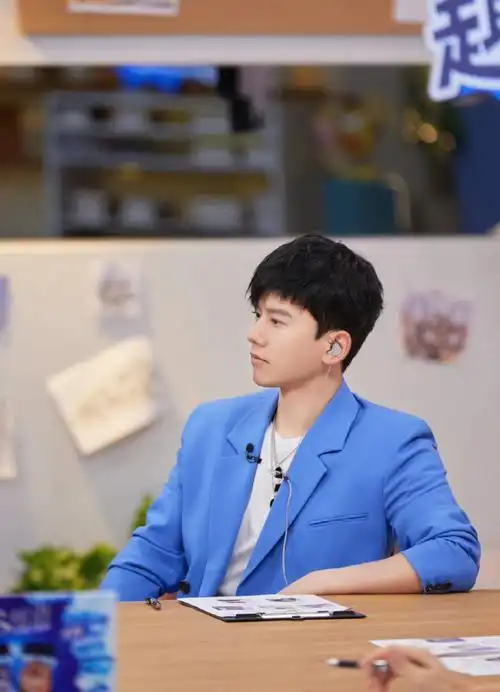 张杰蓝色西装侧颜照