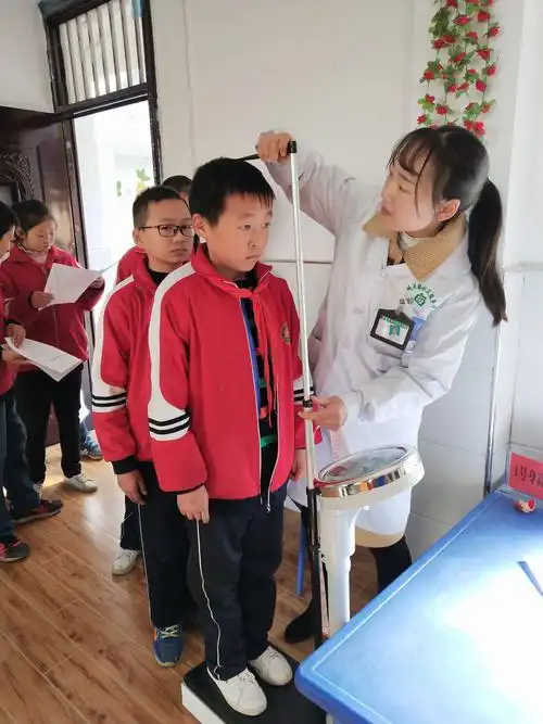 八一希望小学以体检促学生健康成长