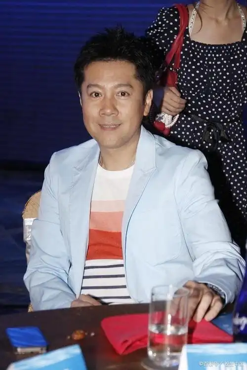 蔡国庆儿子优秀毕业:12岁身高抢镜,语数英全科免考