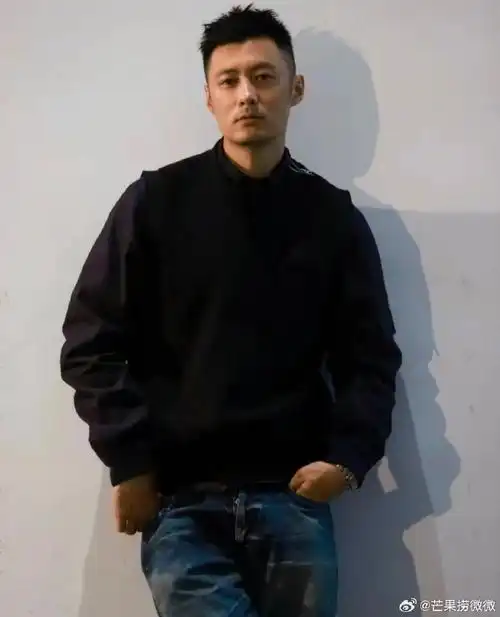 痞帅风格的余文乐,在与好友合照中竟然一眼没有认出,42岁胡子变白