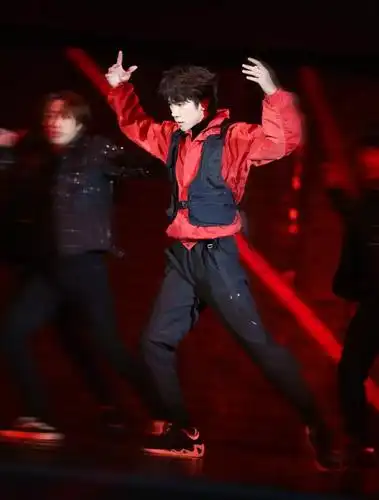 易烊千玺换新发型了,气质变化十分明显,低头时差点认成古天乐