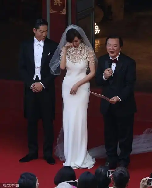 林志玲大婚穿民国风古典婚纱优雅十足婚礼仪式强忍泪水宣读誓词