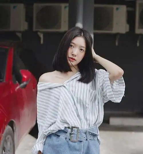 中分黑色齐肩直发发型图片16