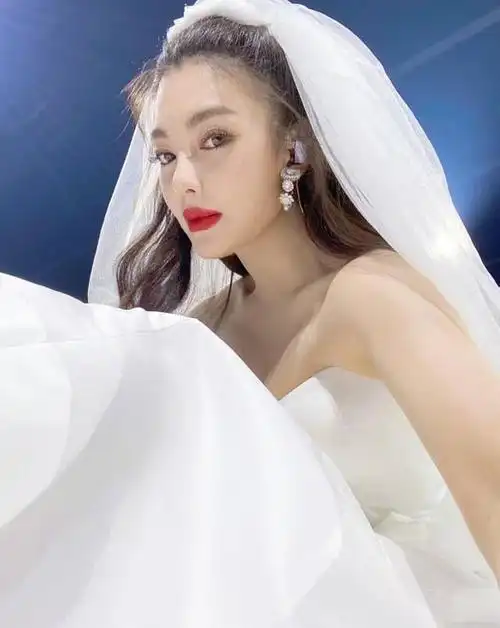 张雨绮婚纱造型亮相发文婚纱不是第一次穿也不是最后一次