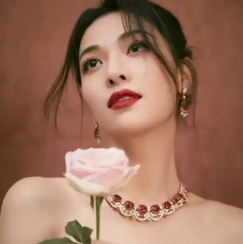 被大佬捧红,成龙接着捧,洪金宝等着捧,年纪轻轻被大佬争抢_钟楚曦