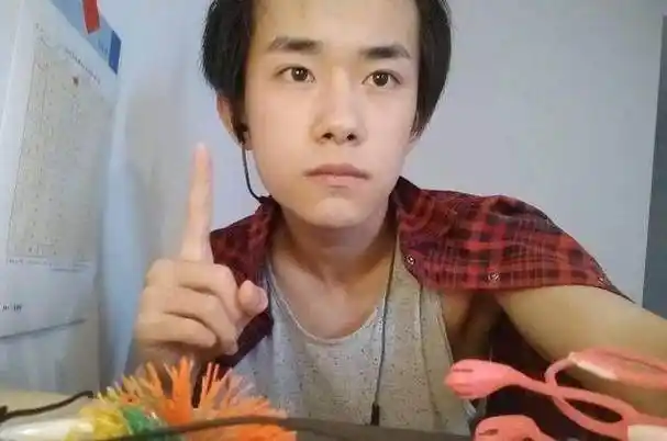 有网友感觉他这发型像是冲天炮,但是这样打扮的易烊千玺非常可爱,而且