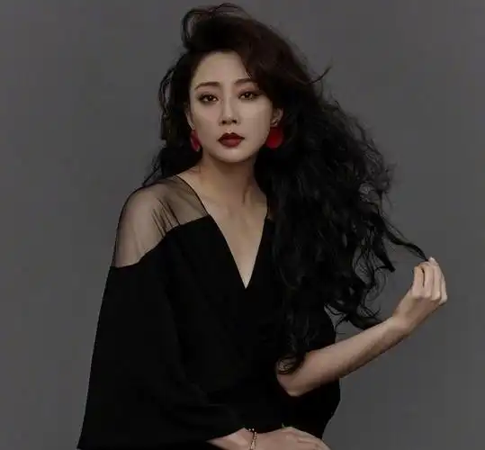 殷桃:离婚14年后至今单身未嫁,靠实力翻红,托起父母晚年