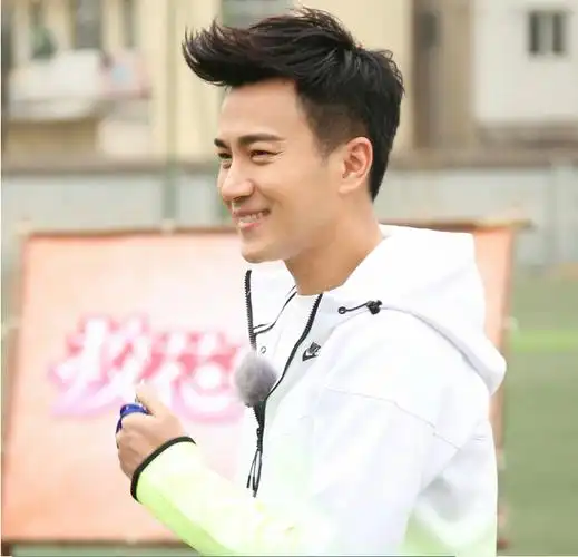 央视真人秀刘恺威任导师 被赞"最帅数学老师"