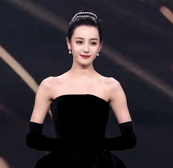 迪丽热巴弯腰时无意露出纹身,所在部位让人尴尬,网友:有故事?