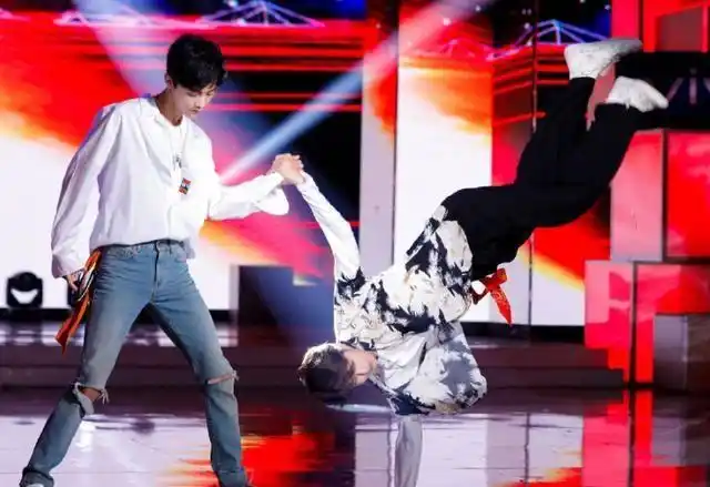 快乐大本营肖战王一博跳双人舞用舞蹈证明他们关系好不好