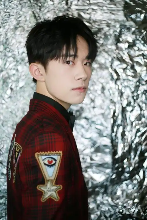 易烊千玺嘉人盛典 年轻无界