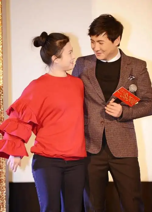 沈腾和王琦还挺有夫妻相的脸蛋看着都圆圆的穿的简单也很大气