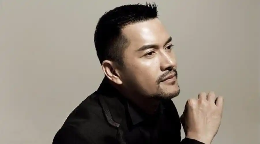 香港男演员吕良伟,为妻子庆生,婚后独宠娇妻无绯闻!