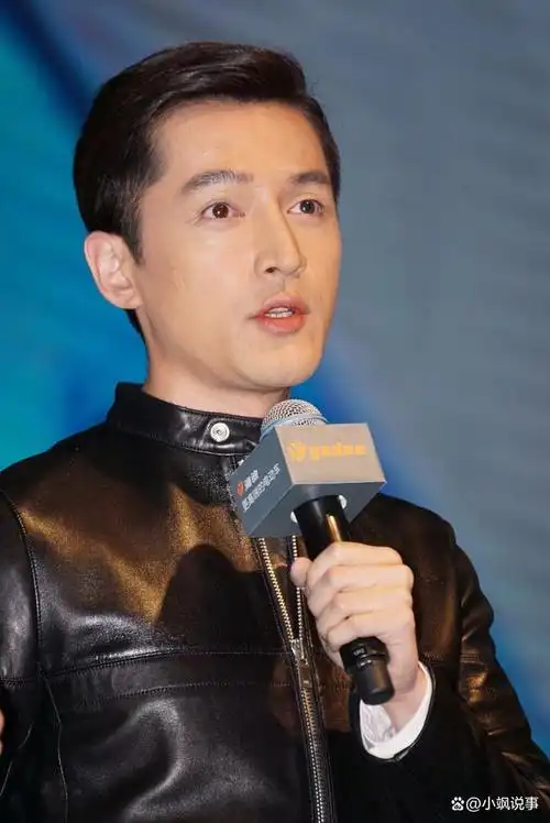 胡歌谈起母亲去世悲伤哽咽