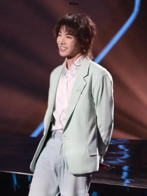 华晨宇618开心夜舞台粉狂喜