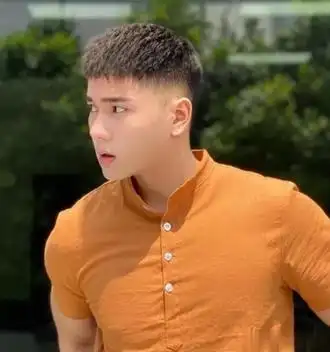 中长发这款中长发适合长脸的男士,两侧剃短,发顶头发长度3cm左右,用