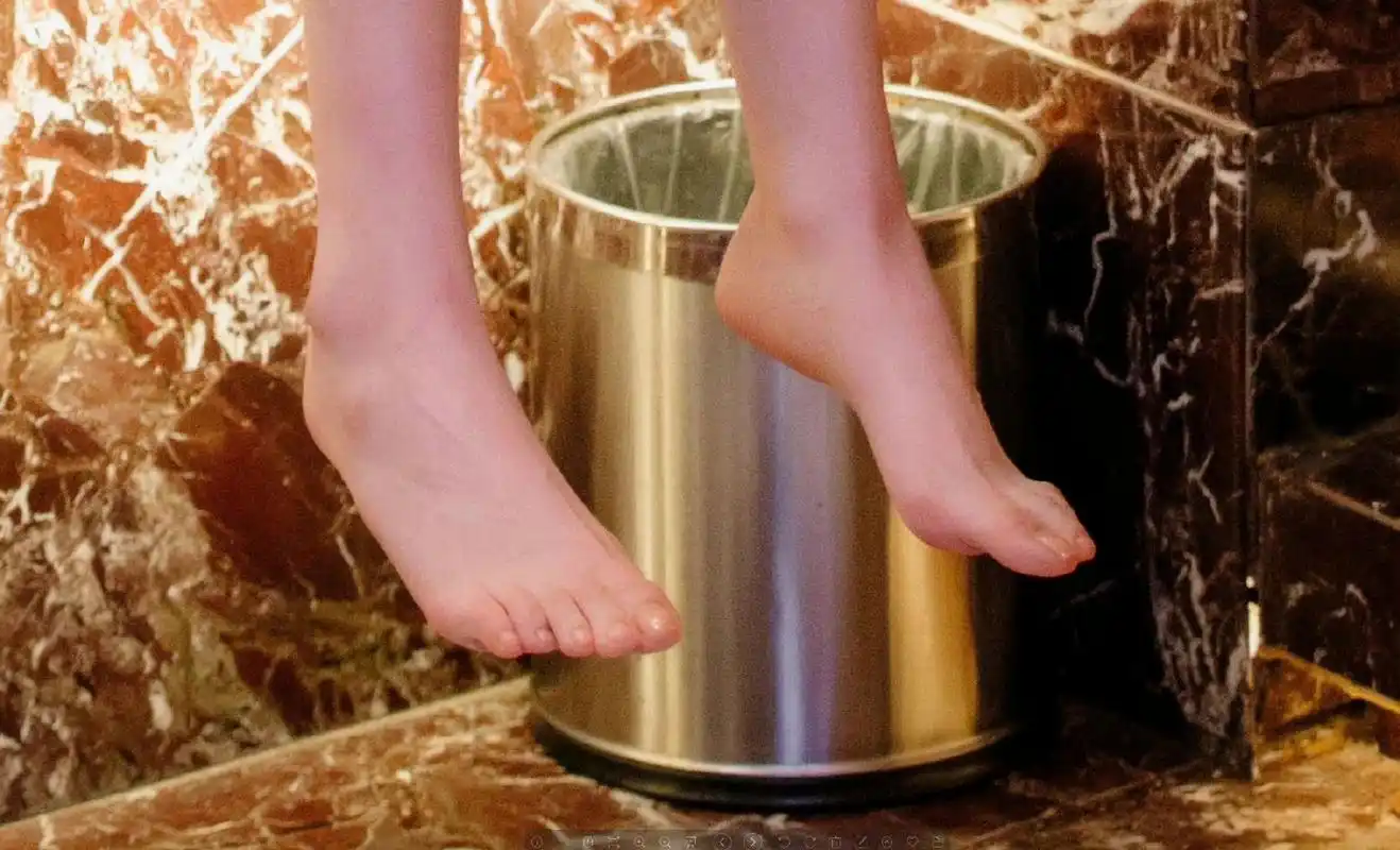 李溪芮白白嫩嫩的小脚丫