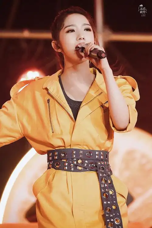 孟美岐是我见过最合适宽肩的女生