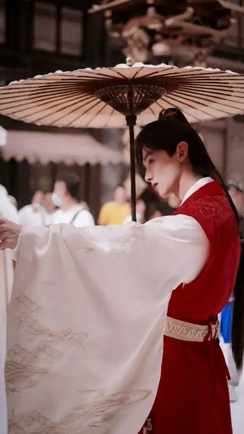 白敬亭红衣白裘雪中造型