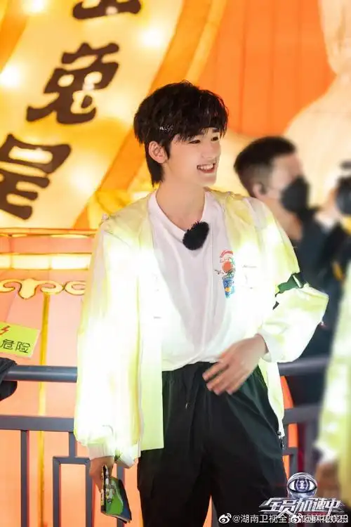 丁程鑫宋亚轩张真源贺峻霖在发光#丁程鑫×宋亚轩×张真源×贺峻霖全