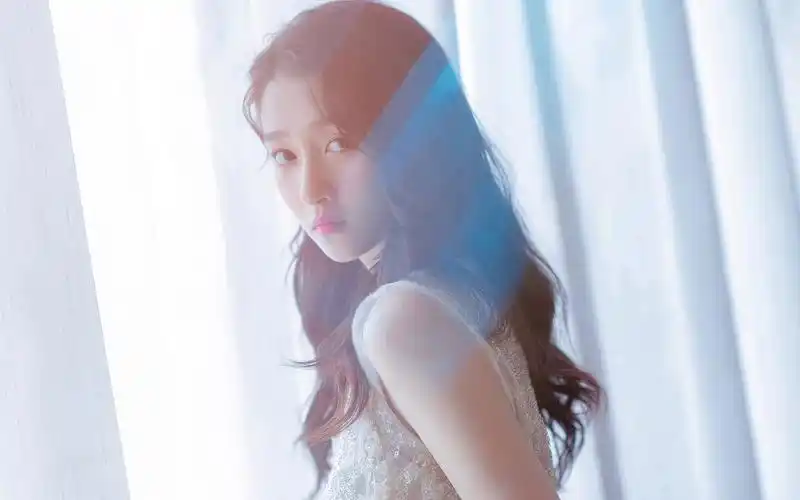 关晓彤仙气十足写真桌面壁纸