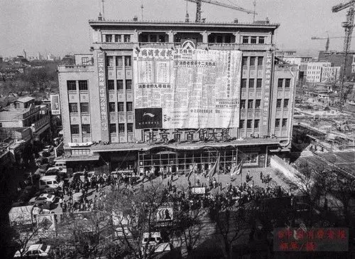 2002年3月9日,北京市工商局西城分局工作人员来到辖区二里沟社区,为