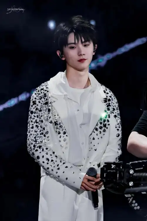 海口理想之途演唱会」属于舞台95@时代少年团队长-马嘉祺(p1-p9唱歌