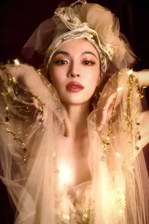 钟楚曦今晚大众电影2023大湾区音乐汇造型鎏金薄纱长裙,华丽珠光眼妆