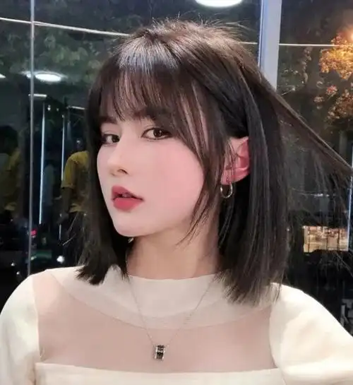 黑色顺直的锁骨发,清新又迷人,而且还特别百搭,剪个这样的发型,什么