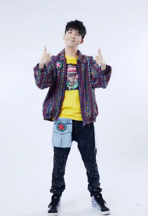 大张伟因颜值引网友热议,工作室晒照"侧颜杀",这还是大老师?