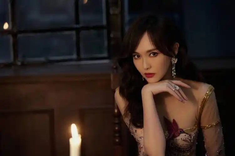 唐嫣在个人社交平台晒出一组身穿古典宝石纱裙写真照片-爱读书