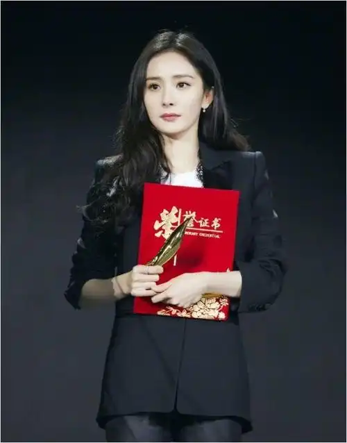 揭秘杨幂十二年辛酸,这一夜风光不再,原来并非真正老板!