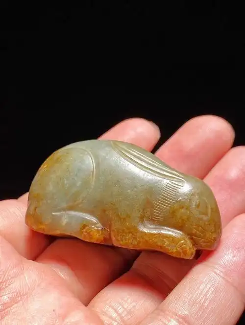 宋和田玉籽料沁色玉兔挂件把件摆件