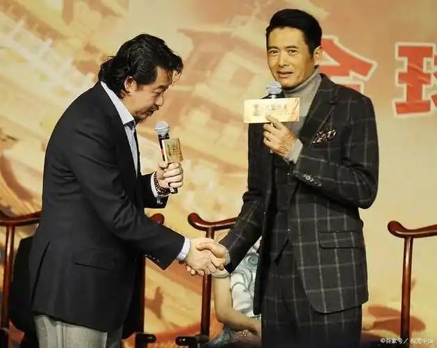 让周润发三次下跪感谢,得金庸题字赞美,为何却被邓光荣指脸大骂